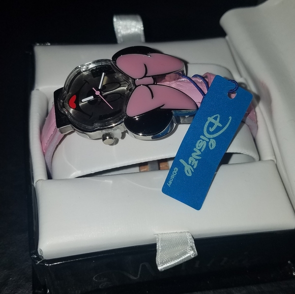 ADORABLE Children's Minnie Mouse Watch - Picture 3 of 8
